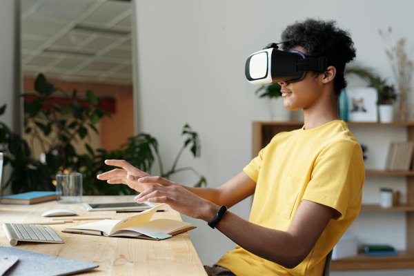 How can UK universities use VR to create immersive learning experiences?